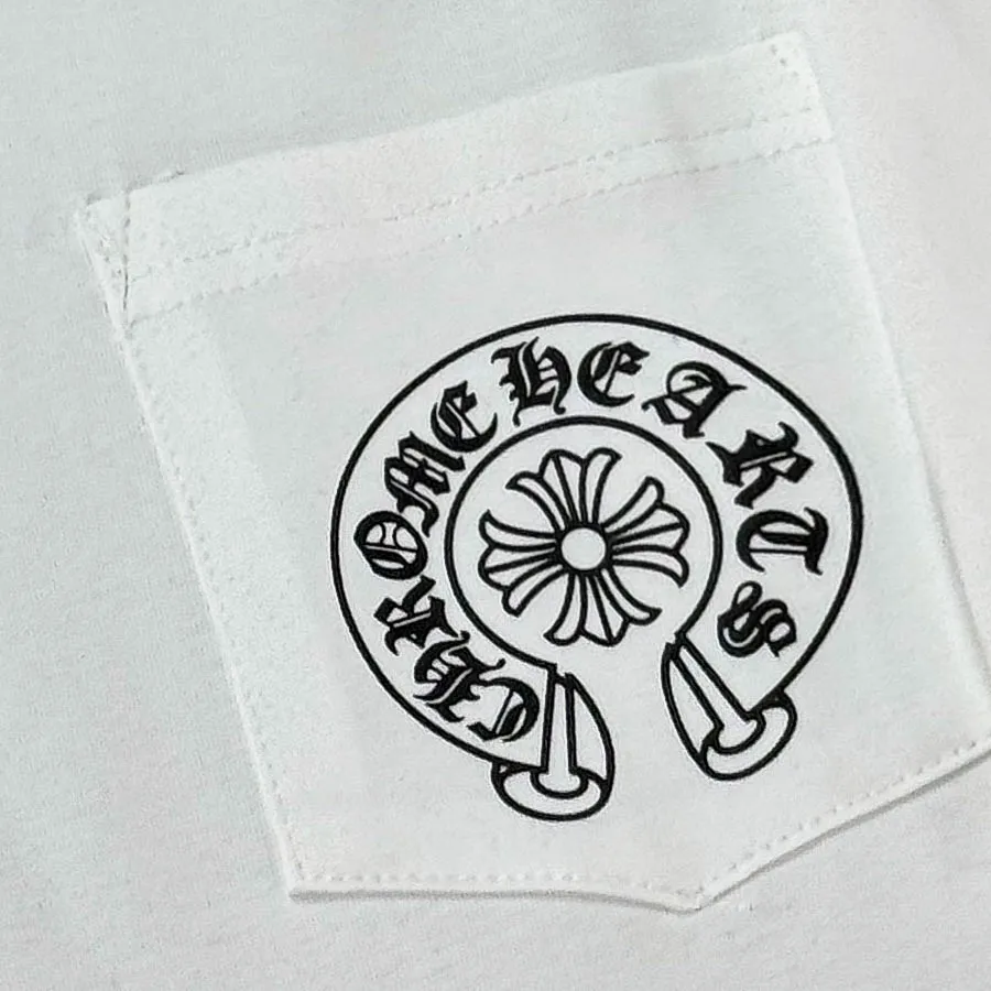 P170 Chrome Hearts Chrome Hearts 25 high version. The fabric is made of 300g high-density pure cotton. It does not deform or shrink. It has three labels. It is the same style for men and women. Technology: Gradient digital printing. Color: White. Black. SIZE: S-XL.